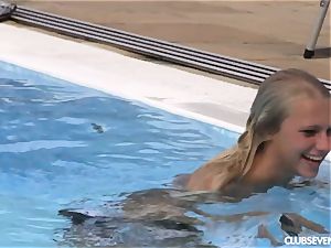 Swimming bare with super-sexy eurobabes