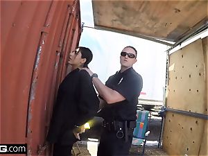 tear up the Cops Latina female caught gargling a cops trunk